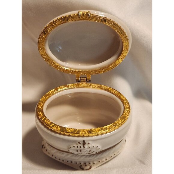 Vintage Ceramic Mini Trinket Box Applied Rose Buds on Lid White W/ Gold Trim - Picture 2 of 6